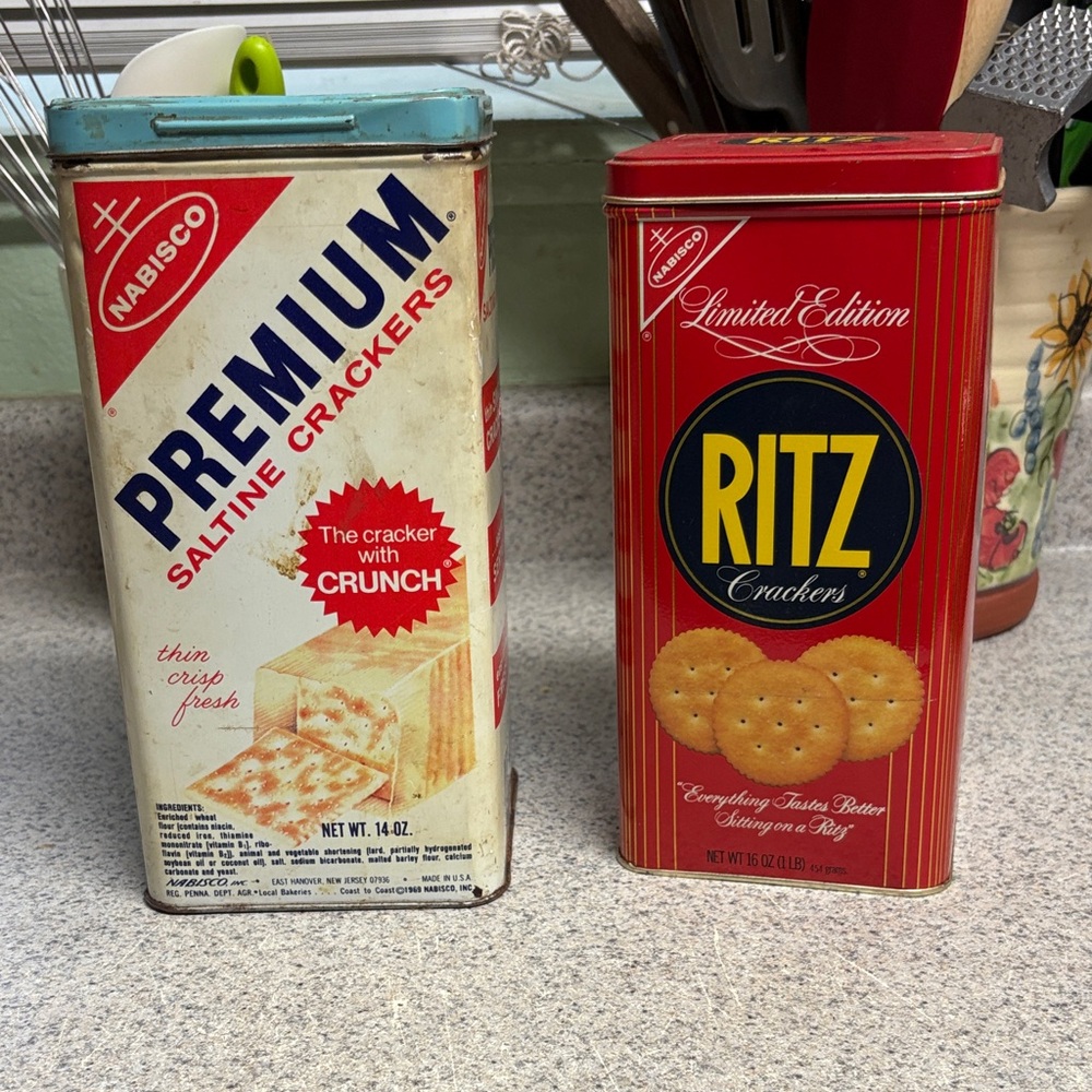 Premium Saltine Crackers Tin